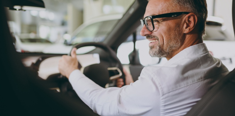 Want sharp, comfortable vision for a safer drive? Get ready to discover what makes HOYA Enroute some of the best driving glasses to wear all year round. 